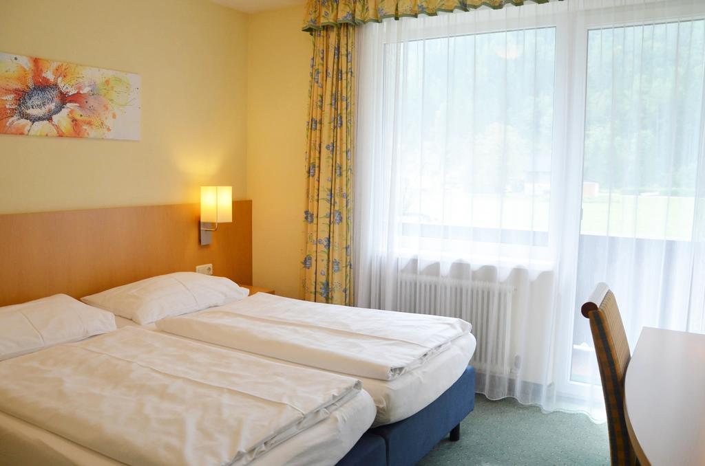 Gasthof Pension Gruener Anger Hallstatt Room photo
