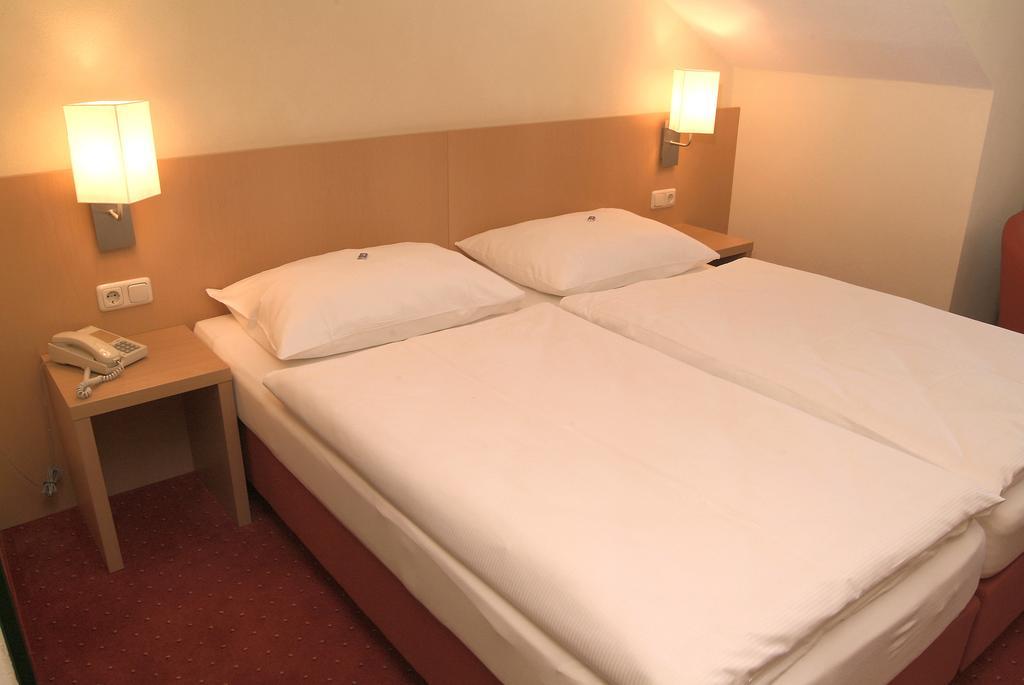 Gasthof Pension Gruener Anger Hallstatt Room photo